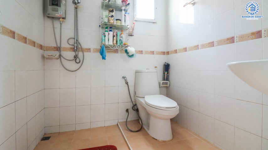 บ้านแฝดมือสองย่านนนทบุรี  ม. บางกอกการ์เด้นท์ บางใหญ่-กาญจนาฯ บนเนื้อที่ 35 ตร.ว.  ฟังก์ครบจัดเต็ม 3 ห้องนอน 3 ห้องน้ำ จอดรถ 2 คัน บ้านสวยมากพร้อมอยู่ บรรยากาศร่มรื่น สงบ  บนทำเลที่ดี เดินทางสะดวก ใกล้เซ็นทรัลเวสต์เกต และทางด่วนศรีรัช  เพียงไม่กี่นาถึงถึง รถไฟฟ้าสถานี "ตลาดบางใหญ่" พร้อมราคาสุดพิเศษ!